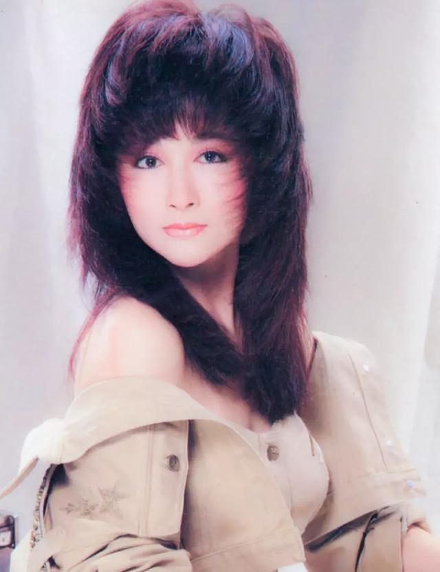 "娃娃姐"潘迎紫近照抹红唇穿卫衣似少女,人生起落让她珍惜生活