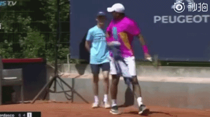 网球名将嫌弃中国球童动作慢,当众怒斥遭骂,专家:垃圾