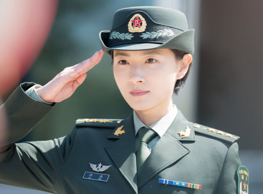 同是穿上了军装,刘诗诗刘亦菲气质独特,而她最具军人风范