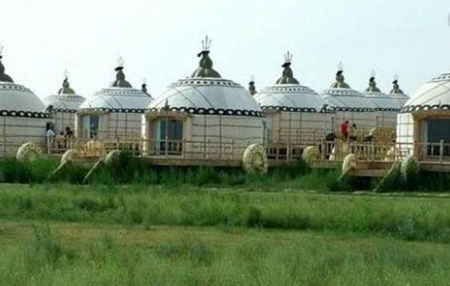 游客在蒙古包过夜,导游警告晚上不要碰红绳,