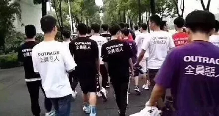 全员恶人和他的女朋友,开学都穿全员恶人,这可真TM的潮啊