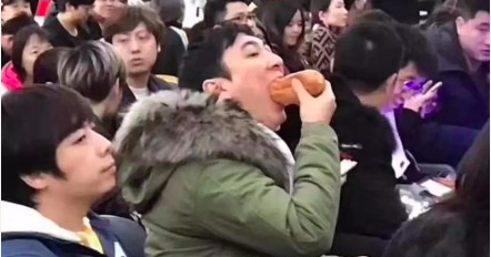 王思聪吃热狗被做成游戏皮肤,看到预测价格网