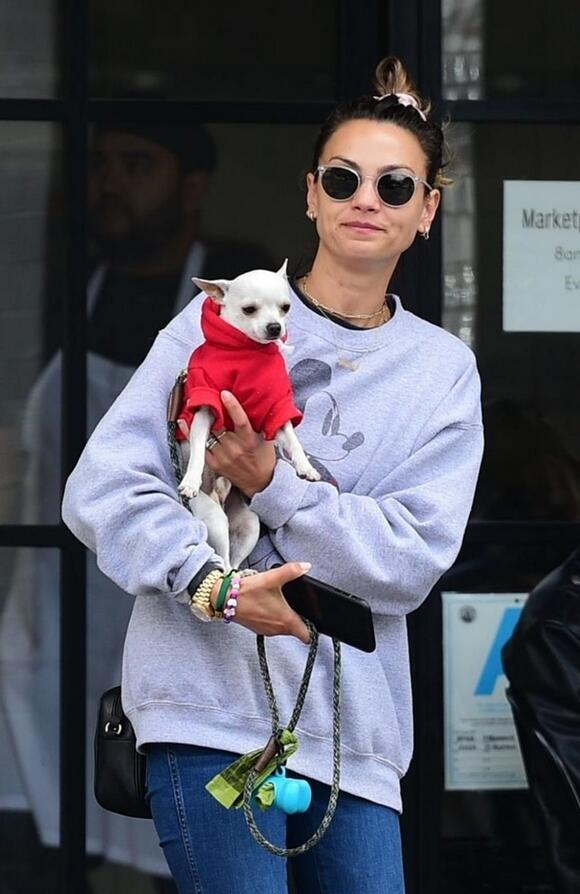 女星惠特尼·哈特利现身斯蒂迪奥城，她的狗很可爱