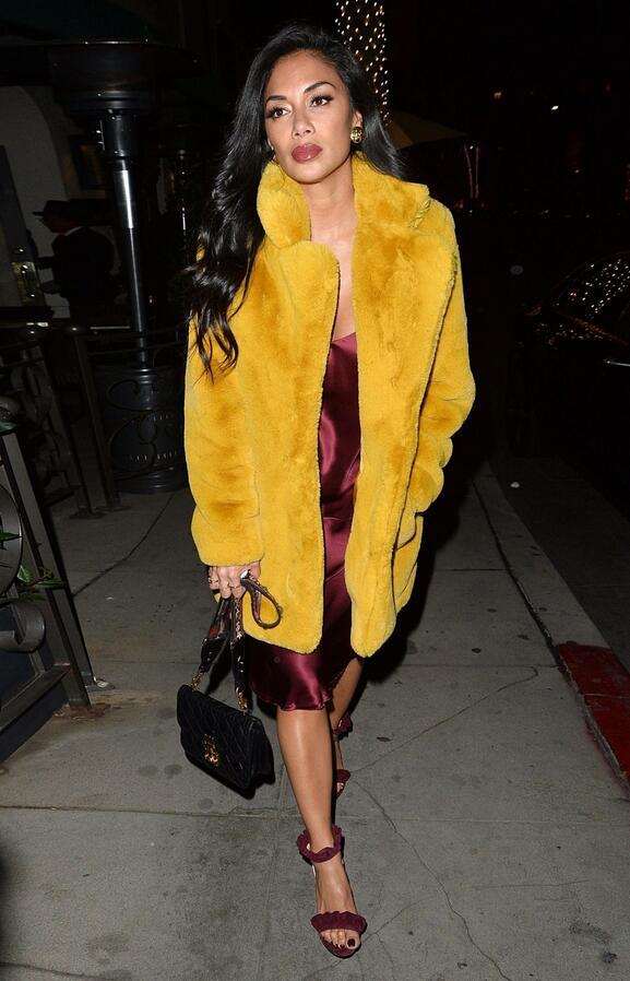 女星妮可·舒可辛格现身比佛利山庄，她给人一种华丽的感觉