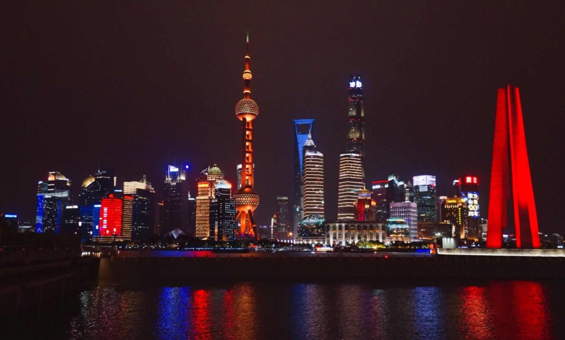 实拍上海外滩夜景,你觉得现在上海的夜景在国内还能排
