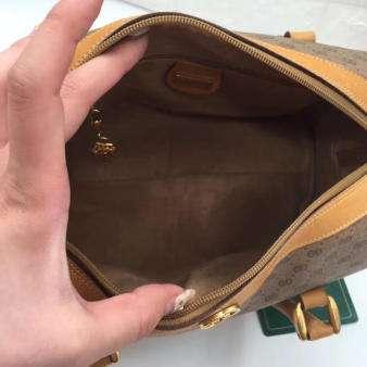美国波士顿大学中国留学生宿舍奢侈品成堆,疑似仿制品却无法验证