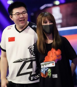 成为虎牙十大主播之后韦神狂晒女友美照,轩子巨2兔都比不上?