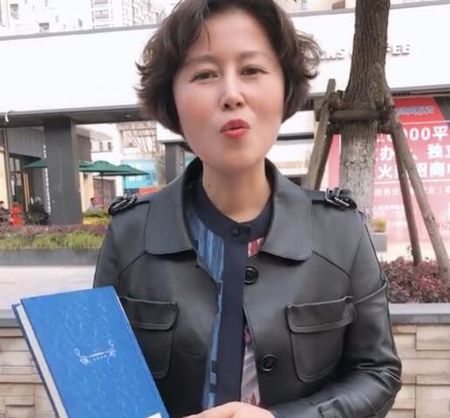 流浪大师直播首秀多次中断,沈师娘开始卖书,都没逃过真香定律?