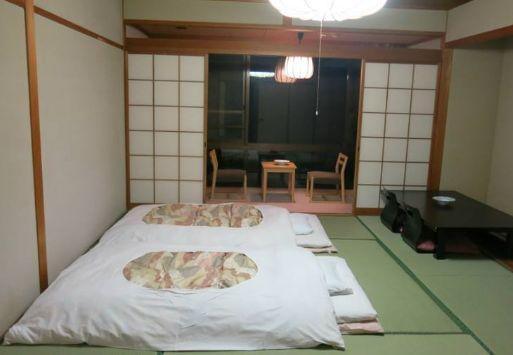 日本人为什么不在床上睡觉,都喜欢睡地上?网