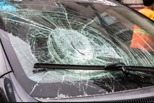 车险定损员：挡风玻璃碎了不赔！老司机：只因你说了一个“是”字