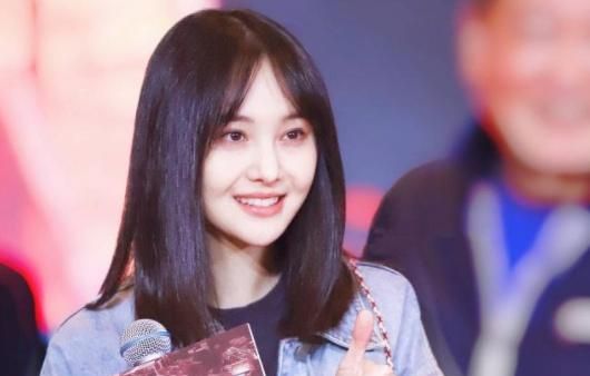 采访中郑爽首次提起男友,瞬间露出了笑容