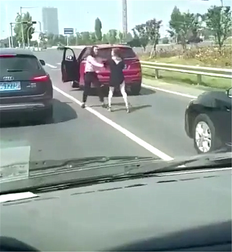 迈巴赫撞劳斯莱斯,双方递名片,但宝马女起争执,就互殴了!
