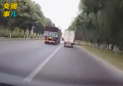 动图警示司机们:右侧超车太可怕 开车牢记