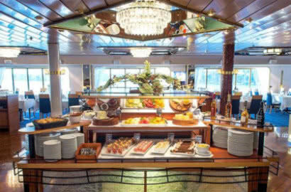 中国大妈在邮轮上吃自助餐行为火了?网友:作为