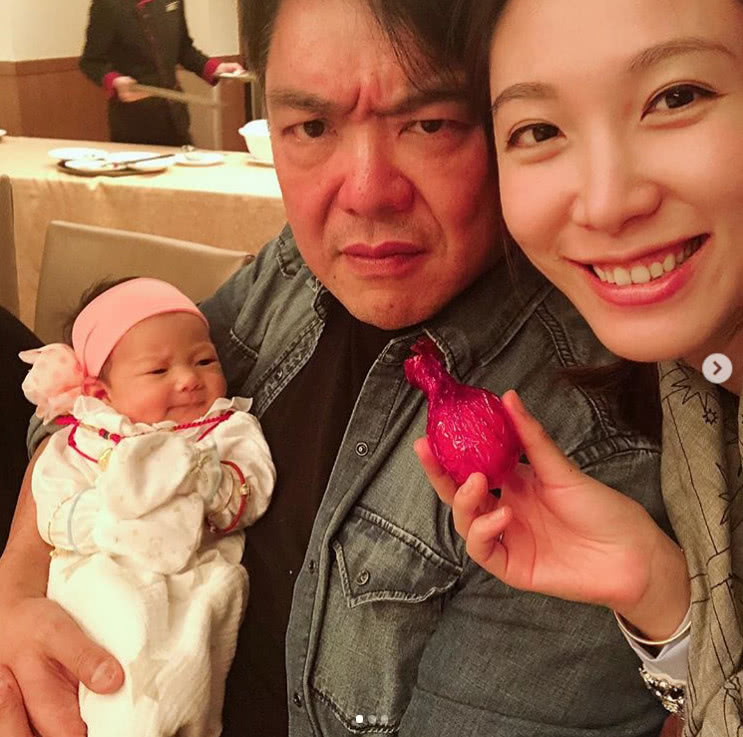 32岁港姐李美慧甜晒全家福,与57岁富商老公穿情侣装超