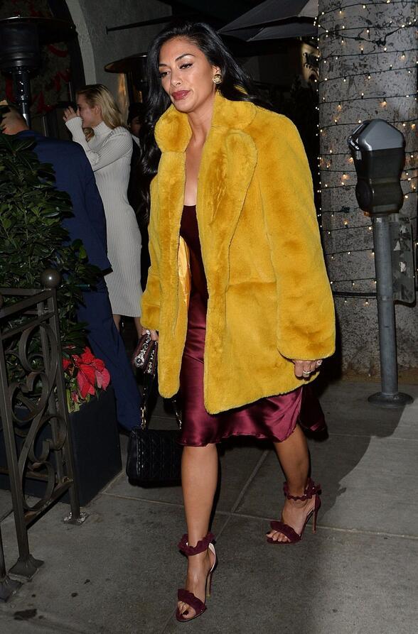 女星妮可·舒可辛格现身比佛利山庄，她给人一种华丽的感觉