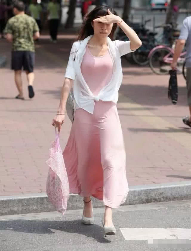 街拍:长腿美女身穿粉色长裙,风这么大还穿裙子逛街