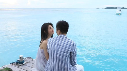 陈妍希、陈晓马尔代夫拍婚纱照 十指紧扣对视欲吻洋溢满满幸福