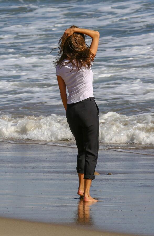 超模亚历桑德拉·安布罗休迈阿密海滩拍照，她总是靠气质取质