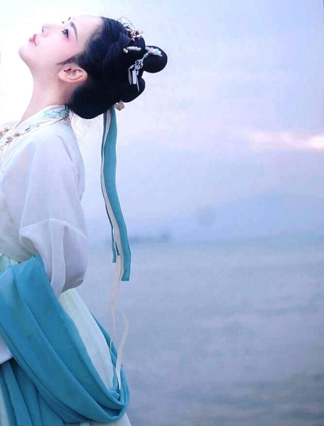 经典的情感小句子,爱情里没有谁对谁错,只是珍