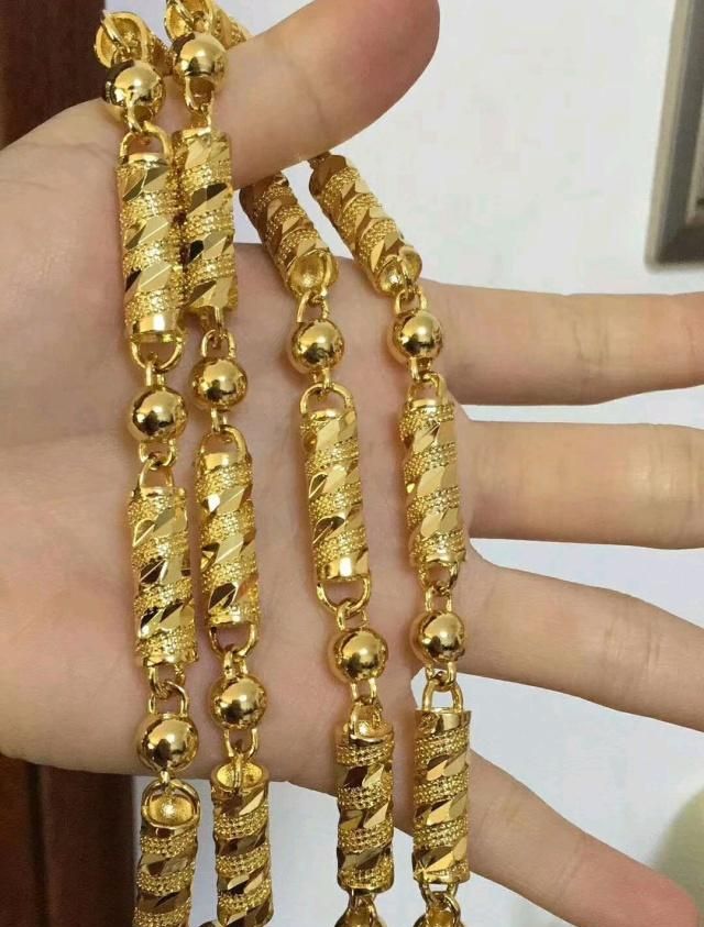 女人过了30岁,尽量少戴这3款“大妈”首饰,这3款首饰更适合你