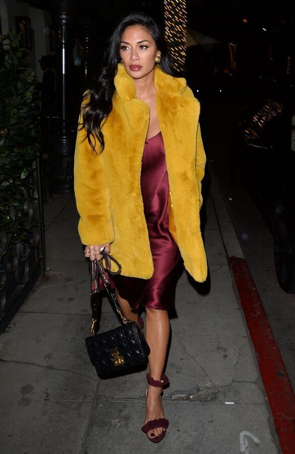 女星妮可·舒可辛格现身比佛利山庄，她给人一种华丽的感觉