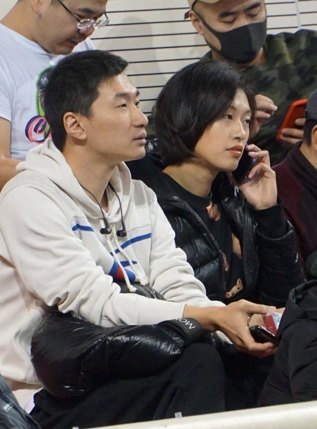 戴军现身观战上海女排vs天津