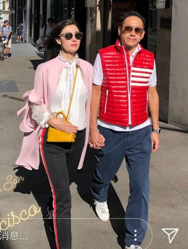 嘉欣许晋亨美国街头浪漫牵手,大热天,穿长衣长