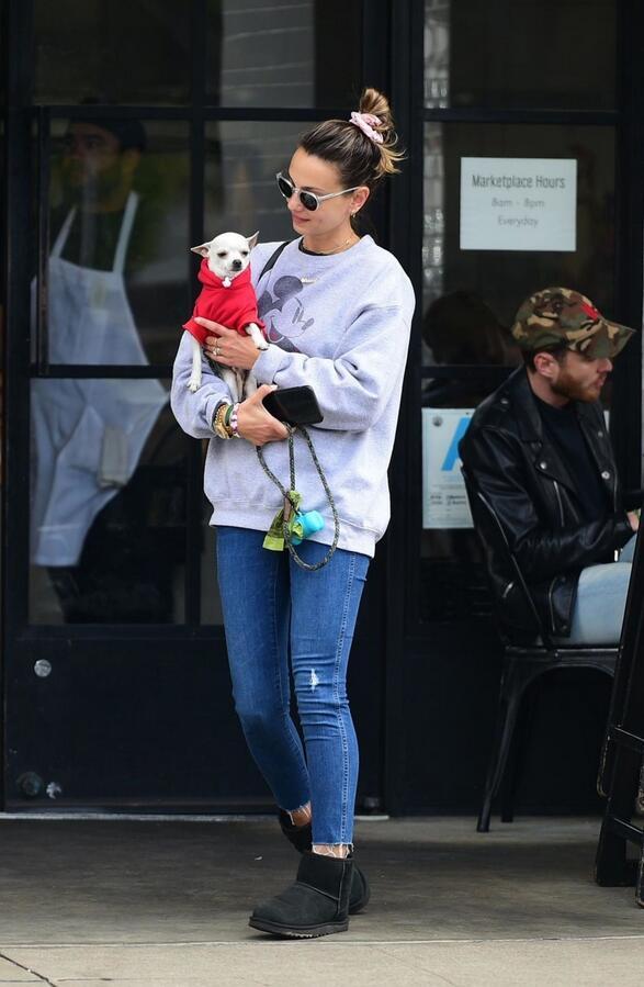 女星惠特尼·哈特利现身斯蒂迪奥城，她的狗很可爱