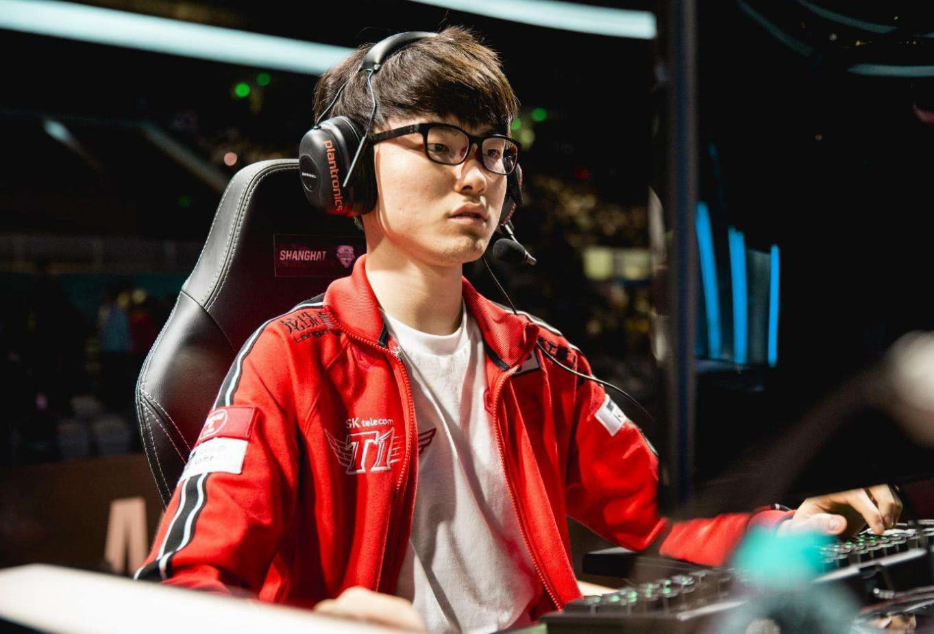 还梦想着当职业lol选手?看到青训队最低标准,怕