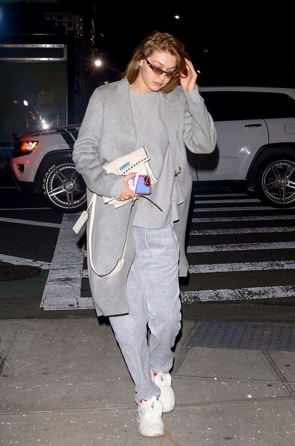 超模吉吉·哈迪德现身纽约街头，她给人一种淡雅的感觉