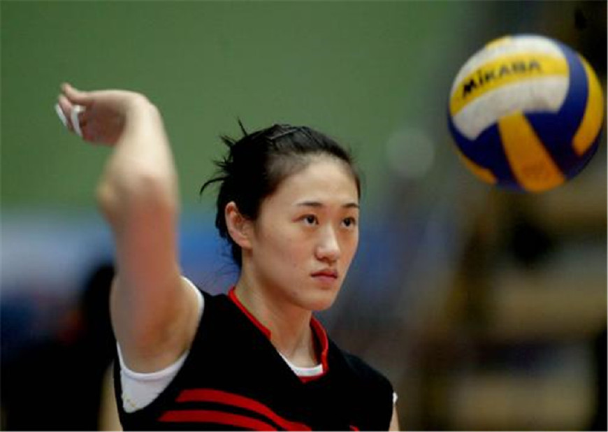 她曾被称赞女排世界第一快！退役后嫁给男排国手，如今育有一女