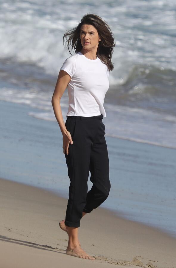 超模亚历桑德拉·安布罗休迈阿密海滩拍照，她总是靠气质取质