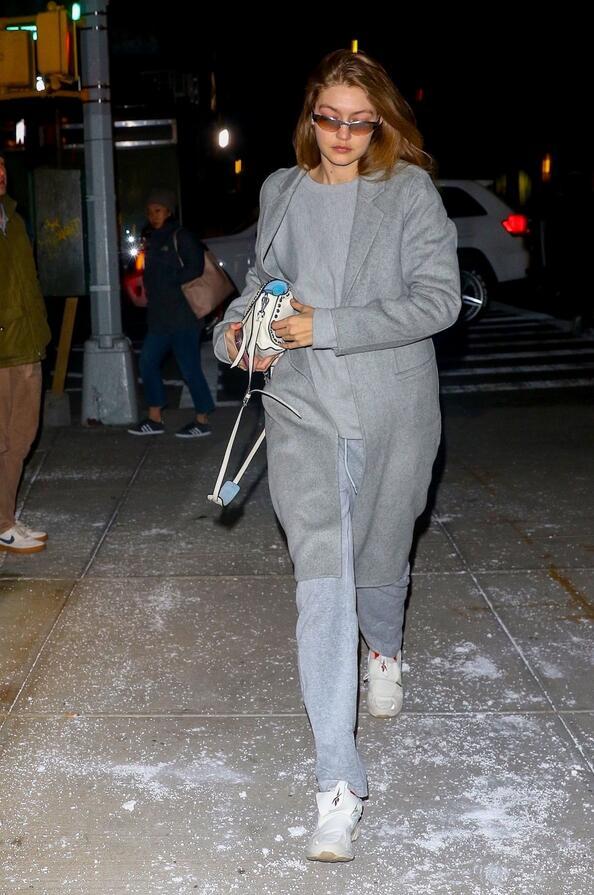 超模吉吉·哈迪德现身纽约街头，她给人一种淡雅的感觉