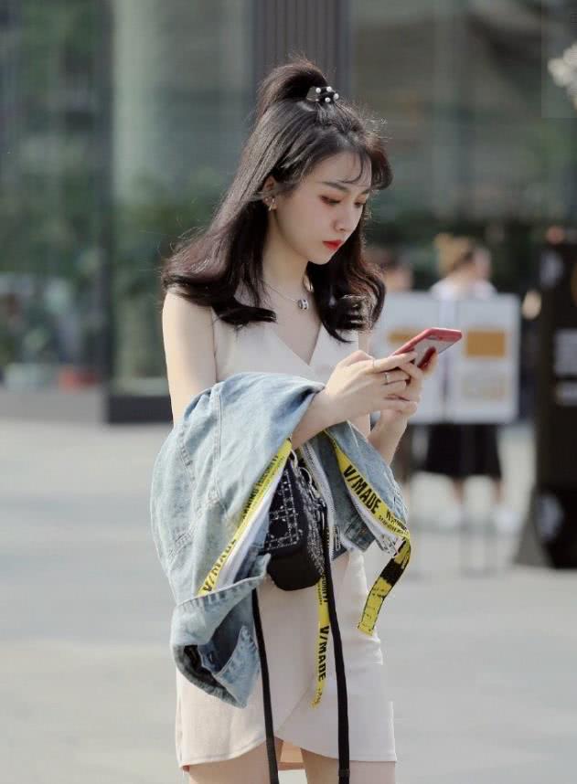 街拍:拥有好身材的漂亮小姐姐,走在人群中,就是最养眼