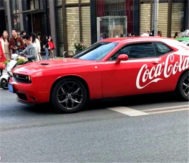 罕见道奇挑战者现街头，侧面贴“可乐”标识，性能还不输野马！