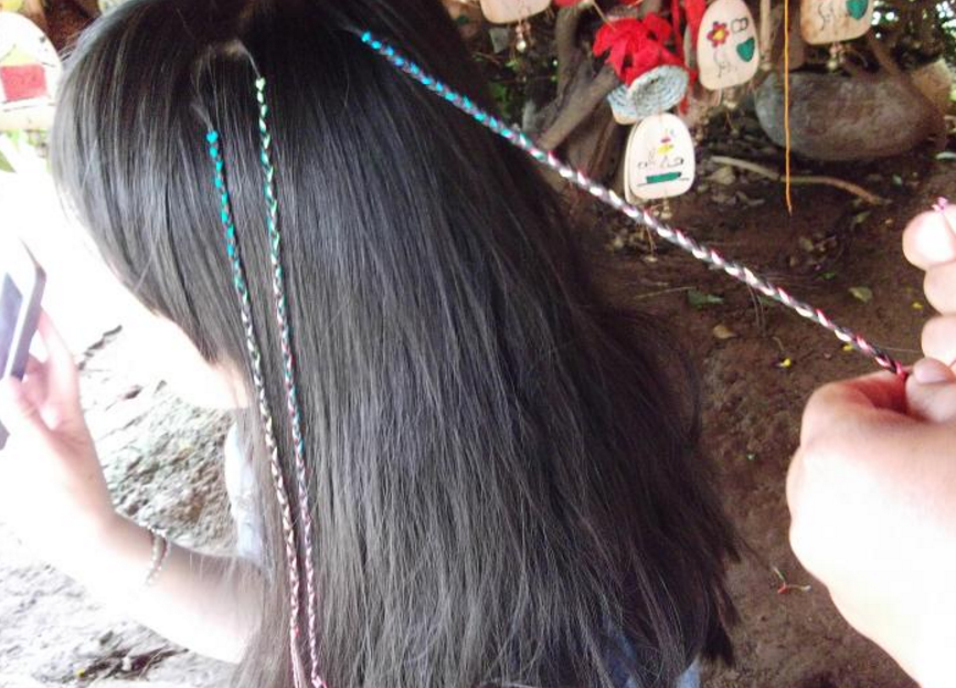 丽江彩辫深受游客欢迎,导游却说彩辫是寡妇辫