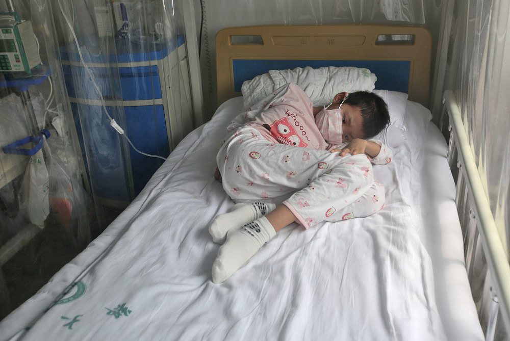 16岁男孩为筹款救白血病妹妹 半夜做苦力赚钱