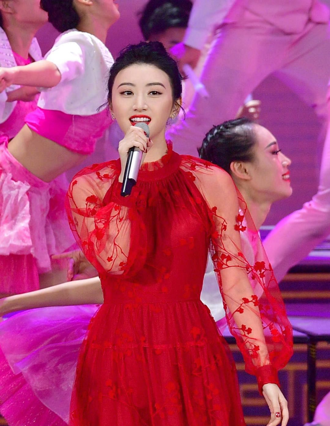 秦岚景甜江疏影三女神春晚同台,都穿中国红服