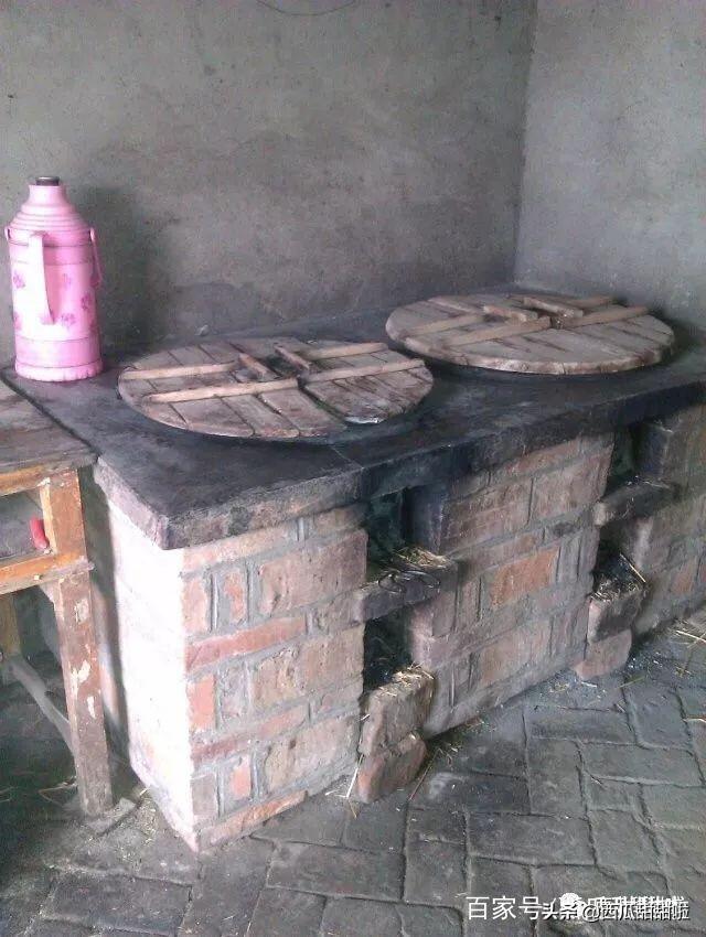 我们家的灶台还有高高的烟囱