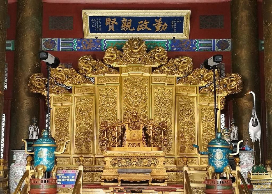 这么贵重的衣服皇帝穿一次就扔了？怪不得古代那么多人想当皇帝