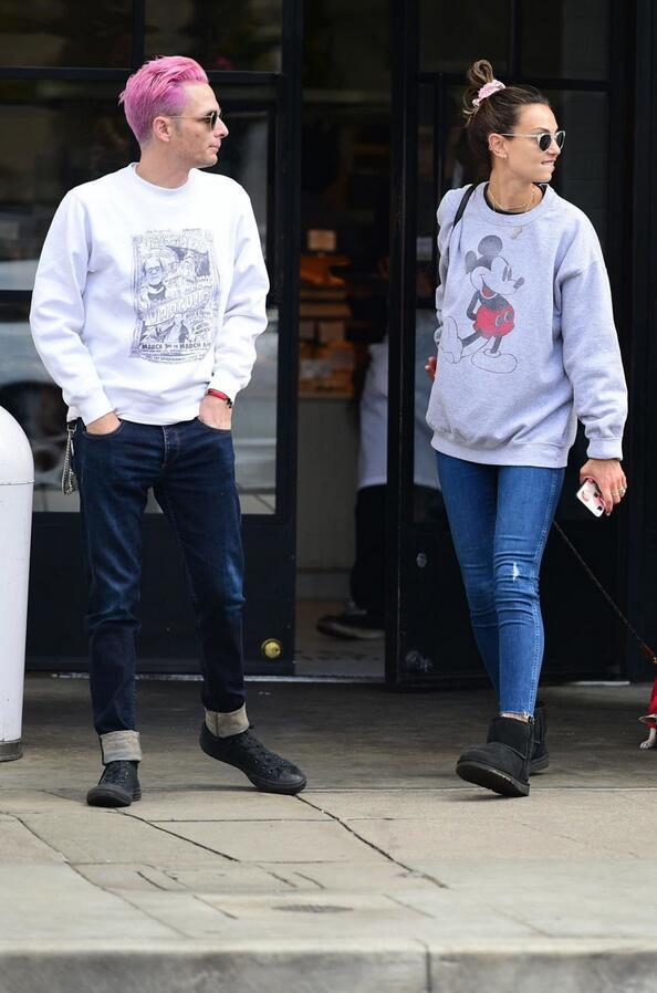 女星惠特尼·哈特利现身斯蒂迪奥城，她的狗很可爱