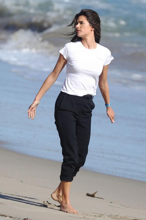 超模亚历桑德拉·安布罗休迈阿密海滩拍照，她总是靠气质取质