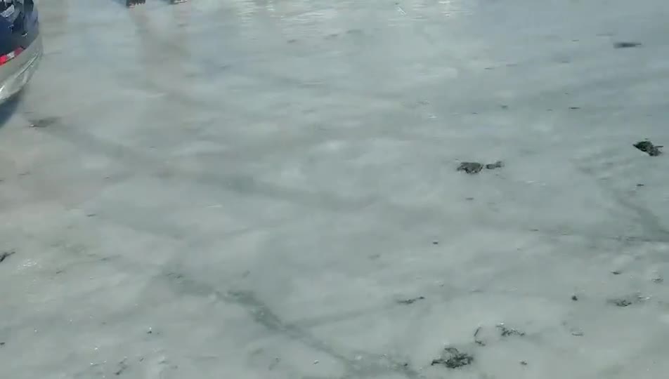 邦老师冰雪试驾北汽新能源EX5，冰特别滑，玩漂移很酸爽！