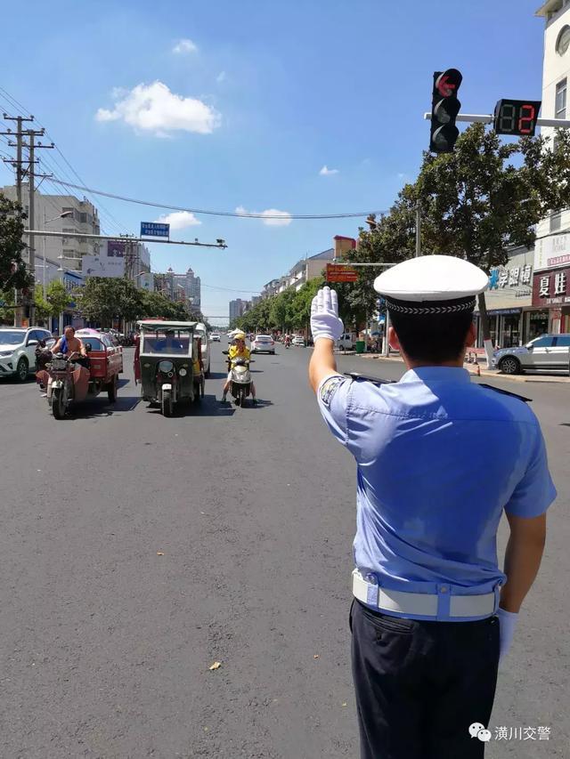 「一线微观」交警 "焦警" 烈日下最酷的身影