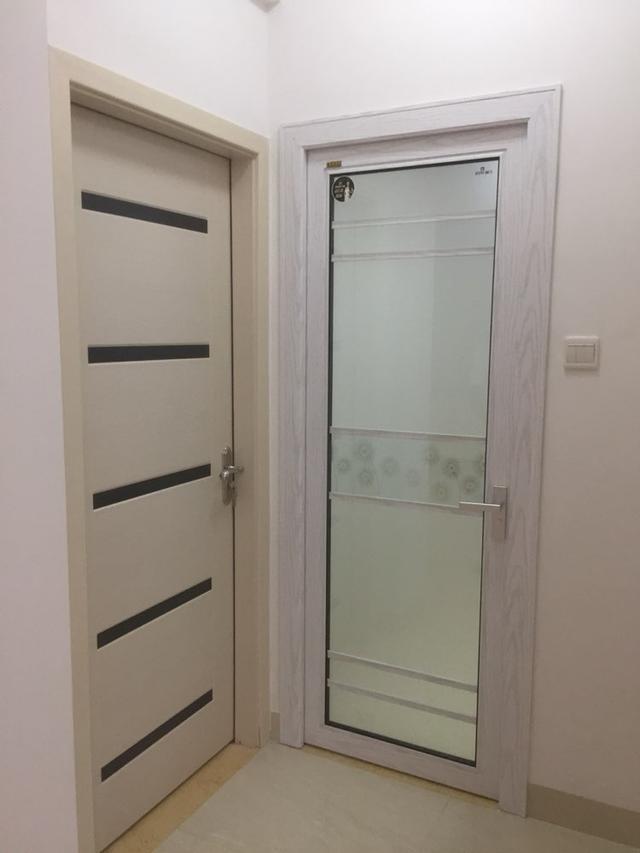 浴室用磨砂玻璃门,空间的延展性很好.
