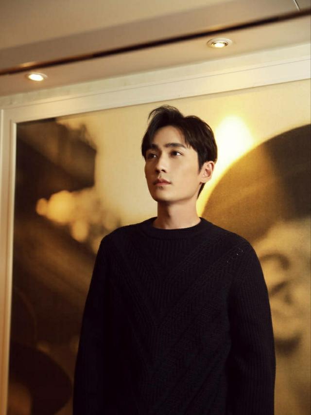 朱一龙巴黎时装秀光速走红毯 试装硬照帅气十