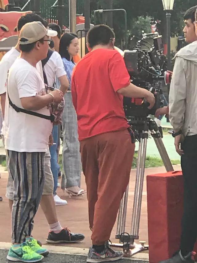 偶遇董洁幼儿园外接女儿放学，造型时尚气质佳却不及身旁白衣女