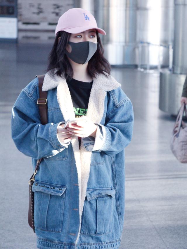 28岁谭松韵,八字空气刘海配超大耳环,网友:脸真