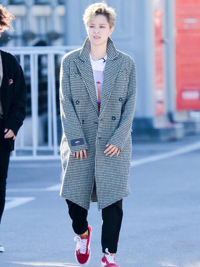 千鸟格大衣又要火?杨芸晴霸气,赵露思俏皮,秦